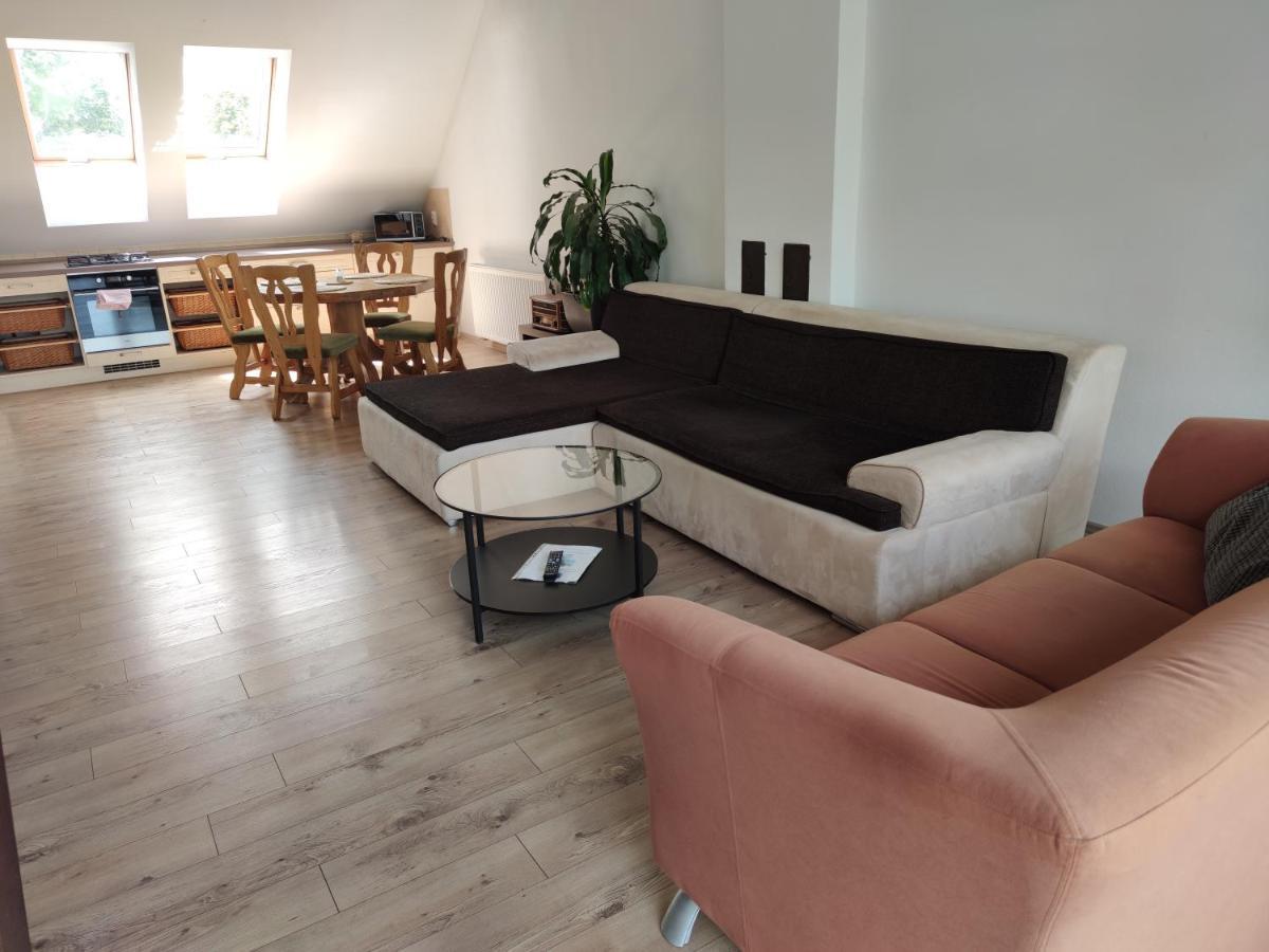 بييشتِني Attic Apartment المظهر الخارجي الصورة