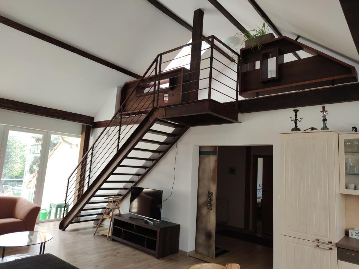 بييشتِني Attic Apartment المظهر الخارجي الصورة